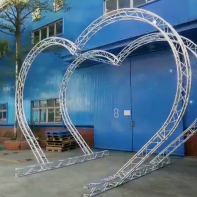 Truss bentuk hati digunakan untuk dekorasi panggung pernikahan
